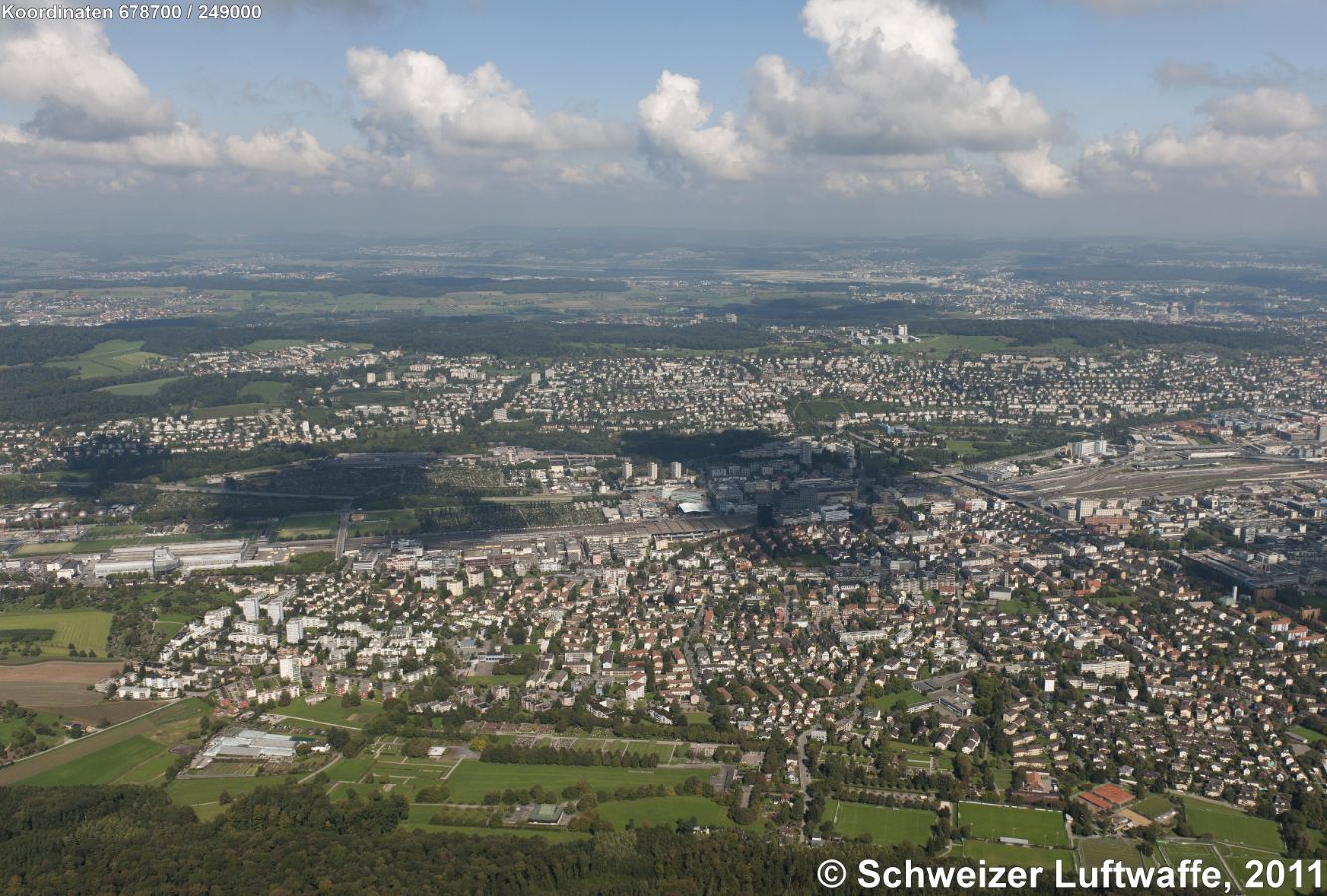 Altstetten (Position: 2'678'707.51, 1'249'053.29). Grosser Gebäudekomplex, Bildrand links unten: Post-Briefzentrum Zürich-Mülligen mit einer Fläche von 70'000 m2, gebaut von Theo Hotz. - Im Bildzentrum vorne: Altstetten, dahinter (nördlich davon) Oberengstringen - Höngg - Wipkingen. Bildrand ganz rechts Mitte: Bahnhof Hardbrücke.